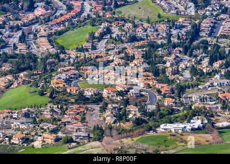 Luftaufnahme von einem Wohngebiet an einem sonnigen Tag, Fremont, Osten San Francisco Bay Area, Kalifornien Stockfoto