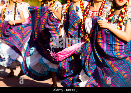 Dance Crew von Tänzerinnen tragen bunte Trachten Tanz ihre langen wehenden Röcke Stockfoto