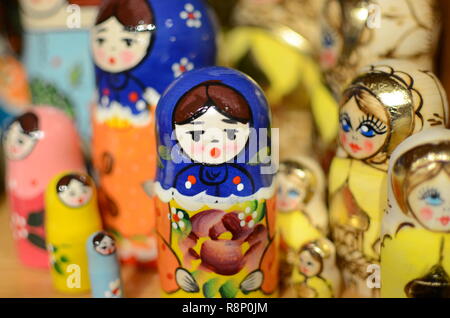 Matrjoschka Puppen, auch als Russische Verschachtelung Puppen bekannt Stockfoto