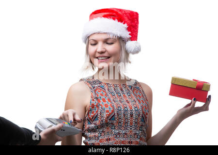 Foto des Blonden in Gläsern und Santa Hut mit Geschenk und des Menschen Hand mit Klemme für Bank Card Stockfoto