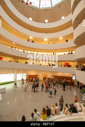 Innenraum des Guggenheim Museum Stockfoto