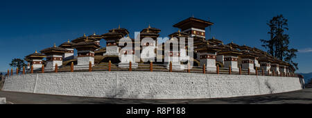 108 Stupas, Tempel an der Oberseite des Dorchula Pass Panorama, Bhutan Stockfoto