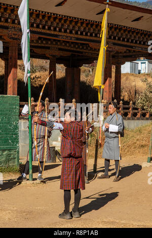 Sie zielen auf die BHUTANISCHEN Bogenschießen in Thimpu, Bhutan Stockfoto