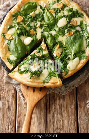 Gesunde weisse Pizza mit Spinat, Knoblauch und ricotta Käse und mozzarella Close-up auf den Tisch. Vertikal oben Ansicht von oben Stockfoto