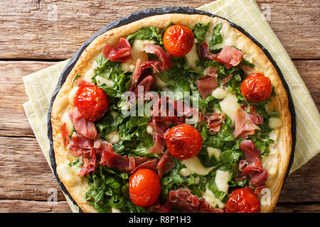 Italienische weiße Pizza mit Spinat, Tomaten, Schinken und Käse close-up auf dem Tisch. horizontal oben Ansicht von oben Stockfoto