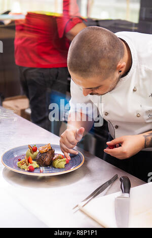 Professionelle essen Dekoration im Restaurant Küche. Kochen macht eine tolle Arbeit Stockfoto