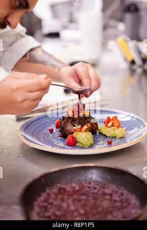 Professionelle essen Dekoration im Restaurant Küche. Kochen macht eine tolle Arbeit Stockfoto