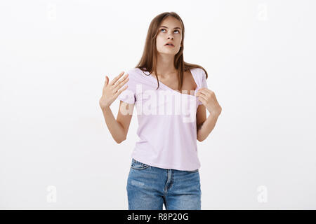 Wetter umbringen. Portrait von Missfallen niedlichen europäischen Frau mit heißen Sommer ziehen t-shirt und Wind mit Palm beim Gehen unter Sonne blickte irritiert cool Stockfoto