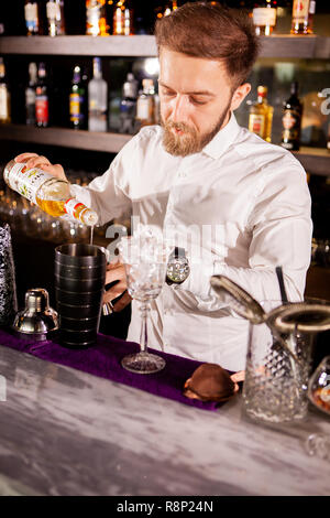 Alkohol Cocktail an der Bar. Barkeeper bereitet einen alkoholfreien Cocktail. Köstliches Getränk Stockfoto