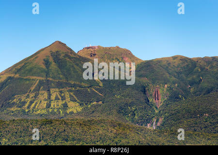 Guadeloupe, French West Indies. Seltene Ansicht des oufriere" Vulkan, keine Wolken, fumarolen am oberen und sichtbare Wasserfälle "carbet'. Stockfoto