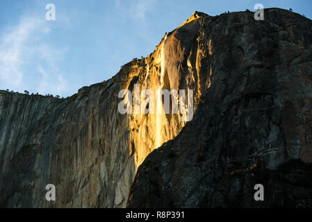 Schachtelhalm Fallen im Yosemite National Park bei Sonnenuntergang im Februar. Eine seltene Gelegenheit, Sonnenschein und Schmelzwasser zu kombinieren und diese Reise nach li machen Stockfoto