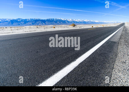 Blick auf die Autobahn 136 in Richtung Lone Pine aus der ehemaligen Silber schmelzen Ghost Town von Swansea mit der Sierra Nevada im Hintergrund Stockfoto