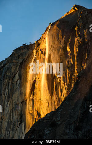 Yosemite National Park bei Sonnenuntergang im Februar. Eine seltene Gelegenheit, Sonnenschein und Schmelzwasser zu kombinieren und diese Reise nach Beleuchtung machen Stockfoto