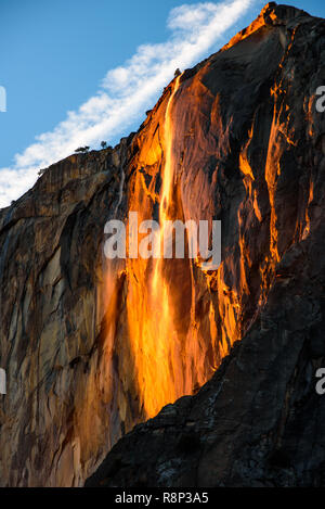 Yosemite National Park bei Sonnenuntergang im Februar. Eine seltene Gelegenheit, Sonnenschein und Schmelzwasser zu kombinieren und diese Reise nach Beleuchtung machen Stockfoto