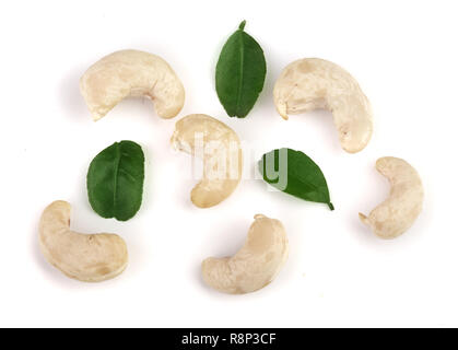 Cashewnüsse mit Blatt auf weißem Hintergrund. top View Stockfoto