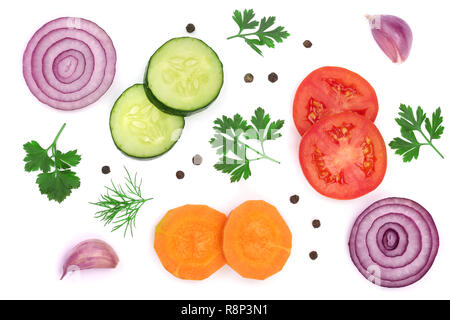 Tomaten, Gurken und Karotten in Scheiben schneiden, mit Petersilie, Dill, Zwiebeln, Knoblauch auf weißem Hintergrund. Ansicht von oben Stockfoto