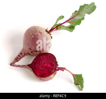 Rote Bete und Hälfte mit Blatt auf weißem Hintergrund Stockfoto