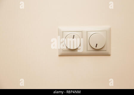 Elektrisches Licht dimmer Schalter an der Wand. Stockfoto