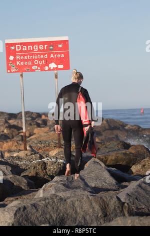 Rettungsschwimmer mit einer Gefahr eingeschränkter Bereich heraus halten Warnschild im Hintergrund auf dem South Pier in Ventura, Kalifornien, USA Stockfoto