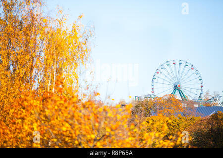 Ansicht der Freizeitpark Linnanmaki durch goldenen Laub, Kallio, Helsinki, Finnland Stockfoto