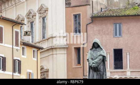 Giordano Bruno Statue in Campo de' Fiori, Rom, Italien Campo de Fiori, Feld Bedeutung der Blumen, ist eines der wichtigsten und belebten Plätzen von Rom Stockfoto
