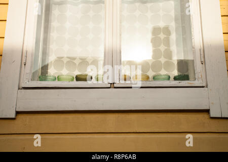 Farbige Gläser auf Anzeige im Fenster, Porvoo, Finnland Stockfoto