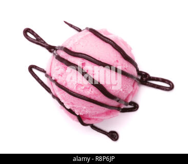 Erdbeereis Ball mit geschmolzener Schokolade auf weißem Hintergrund, Ansicht von oben Stockfoto