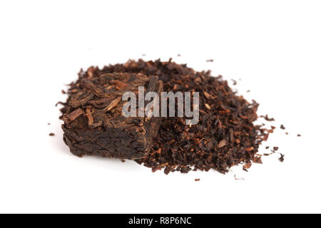 Puer Tee quadratische Form auf weißem Hintergrund. Chinesische fermentiert Pu-erh Tee gedrückt Stockfoto