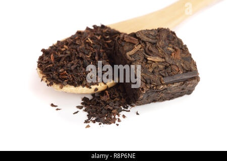 Runde, flache Scheibe des puer Tee auf weißem Hintergrund. Chinesische fermentiert Pu-erh Tee gedrückt Stockfoto