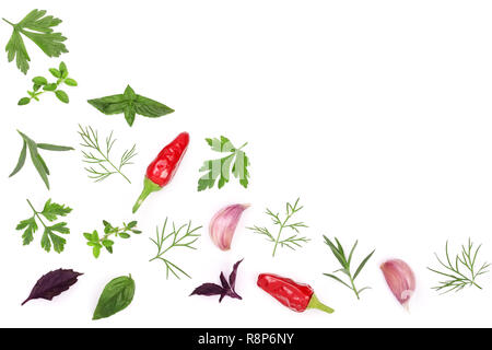 Frische Gewürze und Kräuter auf weißem Hintergrund. Dill Petersilie Basilikum Thymian chili Pfeffer Knoblauch. Ansicht von oben Stockfoto