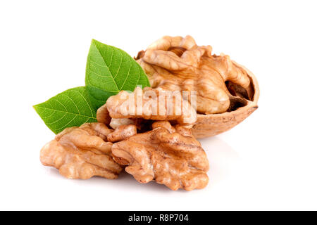 Walnüsse mit Blatt auf weißem Hintergrund Stockfoto