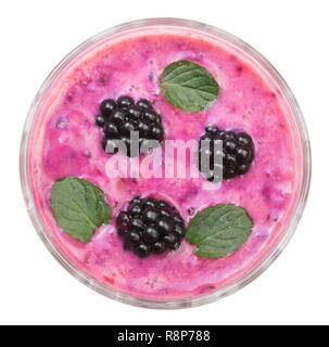Blackberry Joghurt oder Smoothie mit Minze auf weißem Hintergrund. Ansicht von oben. Gesunde Ernährung Stockfoto
