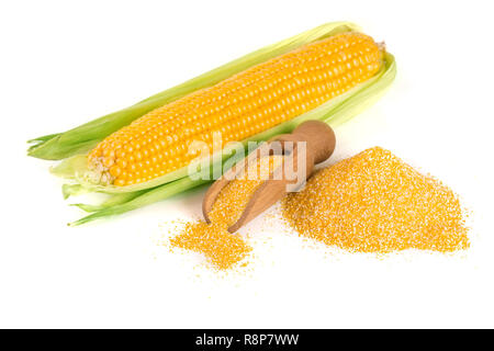 Maismehl und Maiskolben auf weißem Hintergrund Stockfoto