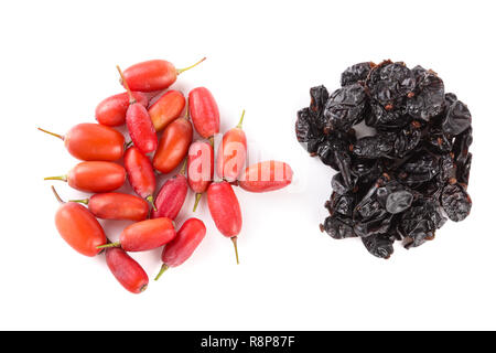 Getrocknete und frische Berberitze auf weißem Hintergrund. top View Stockfoto