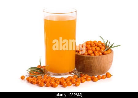 Sanddorn Saft in ein Glas und Holz- Schale mit Beeren auf weißem Hintergrund Stockfoto