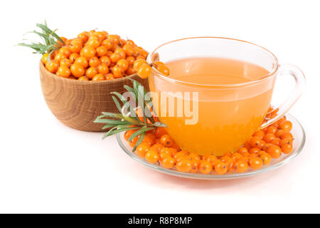 Sanddorn Tee im Glas und Holz- Schale mit Beeren auf weißem Hintergrund Stockfoto