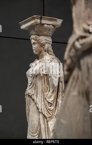 Karyatiden - Karyatides, original Statuen aus dem Parthenon, jetzt im Akropolis-Museum in Athen, Griechenland. Stockfoto
