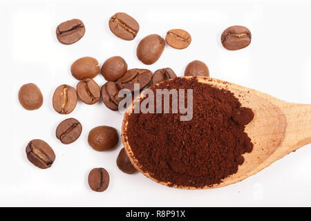 Stapel von Pulverisierten, Instant Kaffee, Bohnen und Holzlöffel auf weißem Hintergrund, Ansicht von oben Stockfoto