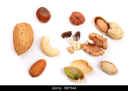 Der Muttern auf weißem Hintergrund gemischt. Mandeln, Cashewkerne, Erdnüsse, Haselnüsse, Pinienkerne, Walnüsse Stockfoto