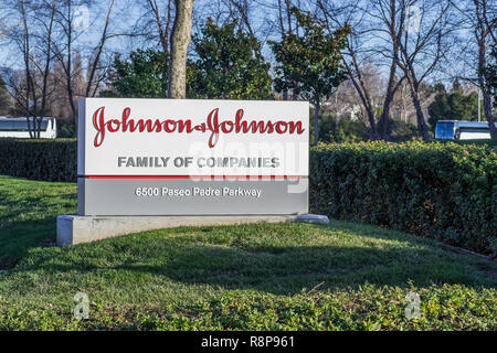 Februar 3, 2018/CA/USA - Johnson&Johnson Logo vor Eines ihrer Gebäude, Fremont, Osten San Francisco Bay Area, Californ Stockfoto