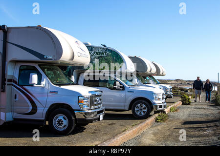 Reihe der Wohnmobile auf dem Parkplatz aus Kalifornien Highway One (PCH, Pacific Coast Highway) in San Simeon, Kalifornien geparkt; USA Stockfoto
