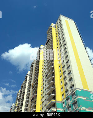 Fassade der lustigen bunten modernes Wohnhaus Seitenansicht vertikale close-up Stockfoto