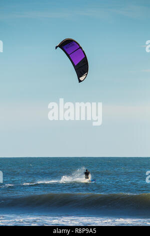 Kitesurfen im Meer in San Simeon, Kalifornien; USA Stockfoto