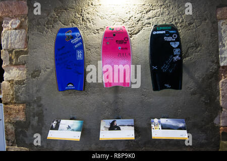 Surfmuseum Bodyboard Boards in Nazaré Canyon, Canhão da Nazaré Big Wave Surf Championship Stockfoto