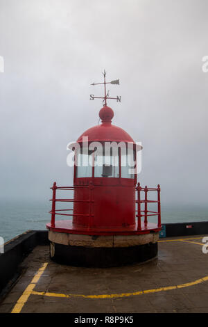 Leuchtturm der Schlucht von Nazaré , Canhão da Nazaré Surf Weltrekord große Wellen Stockfoto