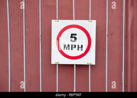 Tempolimit Zeichen langsam auf 5 mph Stockfoto