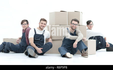 Freundliche Mitarbeiter mit gestapelte Kisten isoliert auf Weiss. Stockfoto