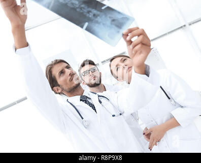 Portrait von Happy Chirurgen halten x-ray-Bericht Stockfoto