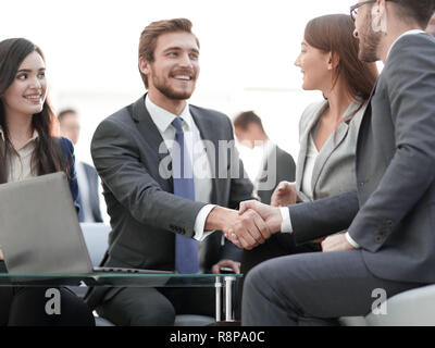 Zwei Kollegen handshaking nach dem Treffen. Stockfoto