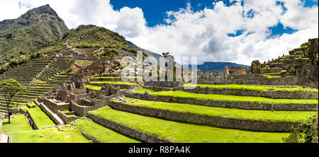 Panoramablick auf die archäologische Stadt von Machu Picchu, Terrassen und Gebäude aus Stein, das Heilige Tal, Peru Stockfoto